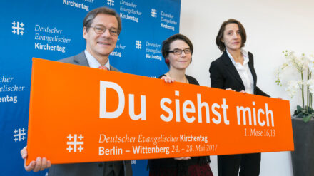 Die Kirchentagslosung kann Anspruch und Zuspruch sein. Das Logo präsentieren Bischof Markus Dröge, Präsidentin des Kirchentags Christina Aus der Au und Genrealsekretärin Ellen Ueberschär