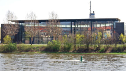 Der MDR (Symoblbild: Landesfunkhaus Magdeburg) steht in der Kritik, weil er eine Politikerin nicht als solche benannt hat