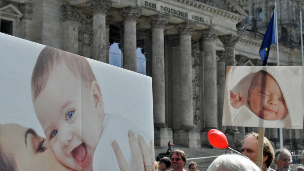 Mit Kinderbildern, Slogans und weißen Kreuzen demonstrierten Christen am Samstag in Berlin gegen Schwangerschaftsabbrüche.