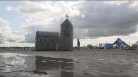 Das ZDF berichtete über den Oldenburger Pastor Carsten Hokema und seine aufblasbare Kirche