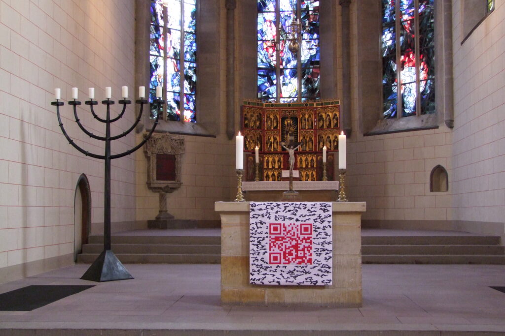 Aufwändig und edel bestickter QR-Code für den Altar im Helmstedter Kloster Sankt Marienberg