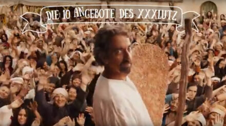 Werbespots eines großen Einrichtungshauses sorgen derzeit in Österreich für Aufregung. Ein Schauspieler mimt die biblische Figur Mose und präsentiert „Die zehn Gebote des XXXLutz“.