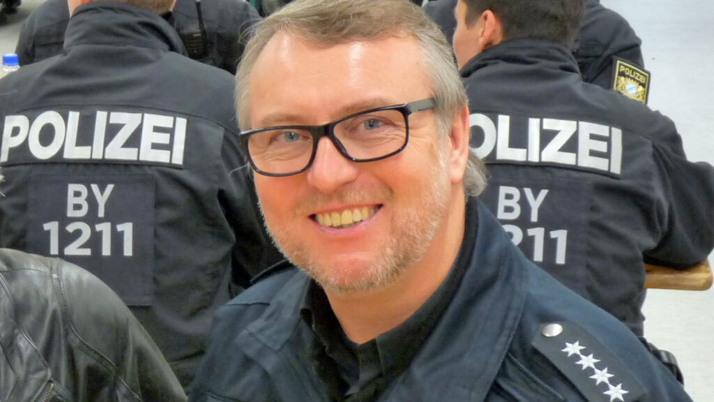 Holger Clas ist Bundesvorsitzender der Christlichen Polizeivereinigung. Er beobachtet die Arbeitsbedingungen von Polizeibeamten in Deutschland mit Sorge – wie auch die zunehmende Gewalt, der die Beamten ausgesetzt sind.