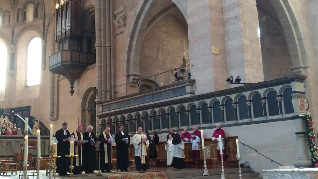 Evangelische und katholische Kirchenvertreter haben am Samstag in einem Gottesdienst im Trierer Dom die ökumenische „Woche für das Leben“ eröffnet