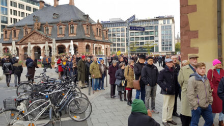 Menschen stehen vor einem Gottesdienst Schlange (Symbolbild). Wie Kirche attraktiv für ihre Gläubigen werden kann, darüber spricht Pfarrerin Juliane Fischer mit einer Regionalausgabe der Süddeutschen Zeitung.