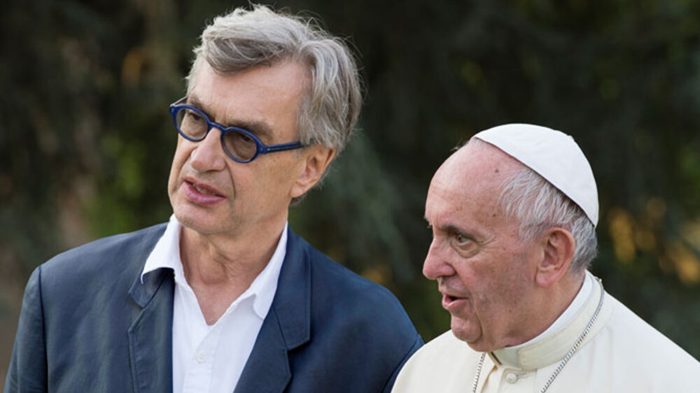Wim Wenders und Papst Franziskus bei den Dreharbeiten