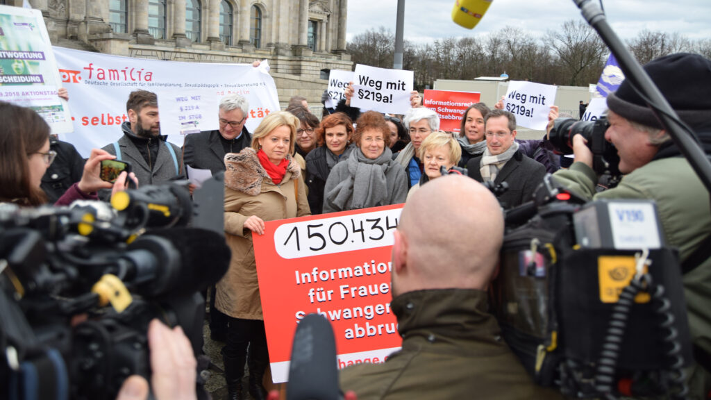 Die Ärztin Kristina Hänel (M.) hat mit ihrem Kampf für Abtreibungswerbung eine öffentliche Debatte angestoßen