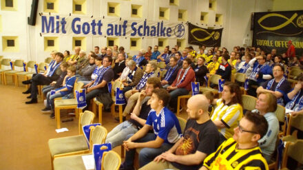 Bei Gottesdiensten treffen sich gläubige Fans von Schalke und von Borussia Dortmund mehrmals im Jahr