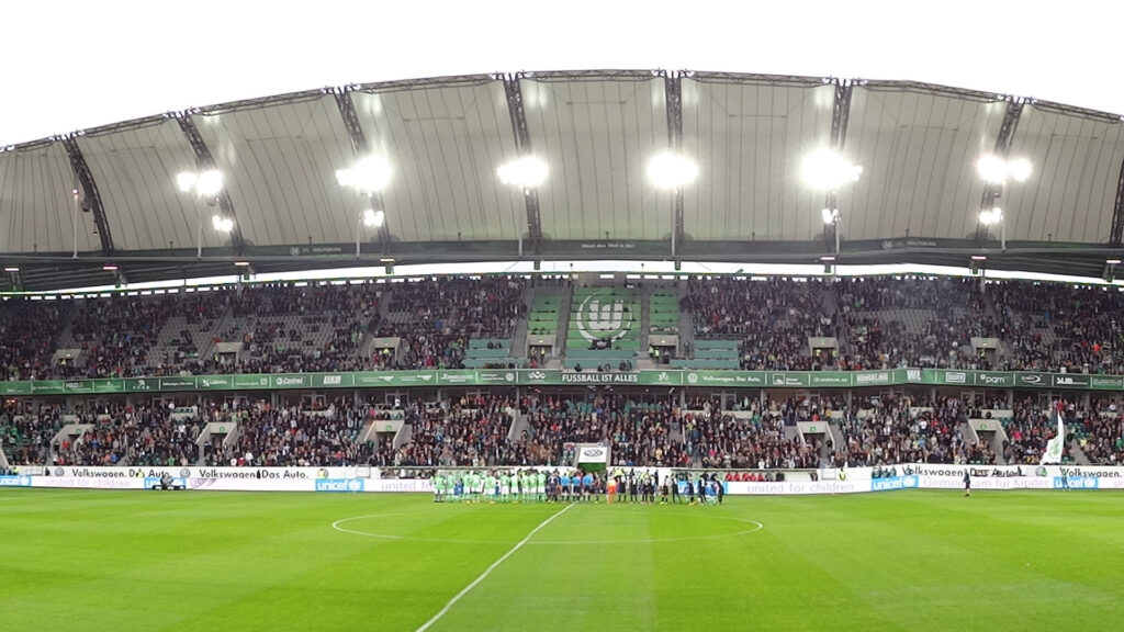 Die Volkswagen Arena, Heimspielstätte des VfL Wolfsburg – nicht alle, die hier spielen, begrüßen die Regenbogenaktion