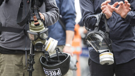 Pressevertreter mit Gasmasken: nicht überall ist die Ausführung des Journalisten-Berufs ohne Gefahren möglich