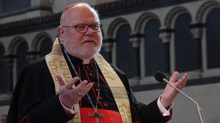 Kardinal Reinhard Marx, der Vorsitzende der Deutschen Bischofskonferenz, muss angesichts einer Studie über sexuellen Missbrauch in der Katholischen Kirche neues Vertrauen in seine Kirche aufbauen