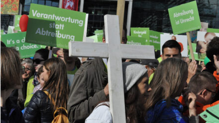 Mit weißen Kreuzen, die an abgetriebene Kinder erinnern sollen, demonstrierten Christen am 22. September in Berlin für den Lebensschutz