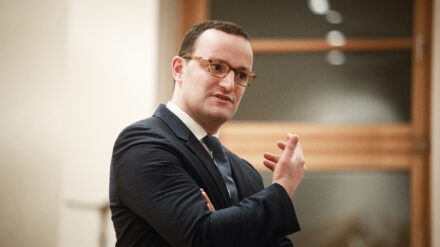 Jens Spahn ist selbst schwul und findet nicht, dass das eine Krankheit ist