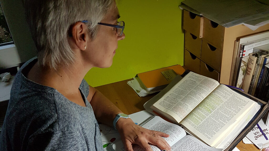 Beim Abschreiben der Bibel in ihrem Büro konnte Annette Hesmert zur Ruhe kommen