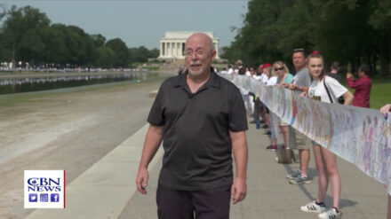 Ein Reporter des christlichen Nachrichtensenders CBN News berichtet von der Präsentation der Wiedmann-Bibel an der National Mall in Washington, D.C.