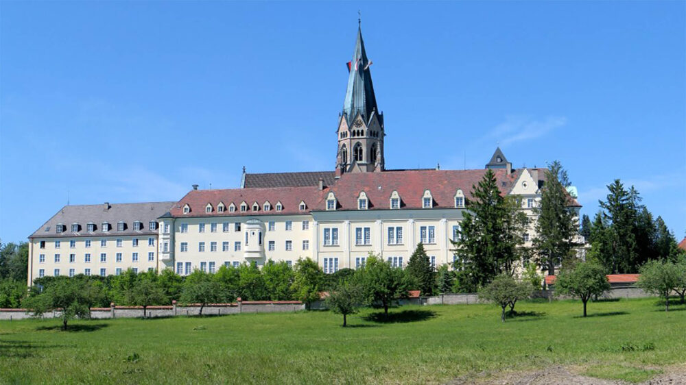 Im Kloster Sankt Ottilien im oberbayerischen Landkreis Landsberg am Lech wurde der Physiker Stefan Bosch Mönch, berichtet Geo