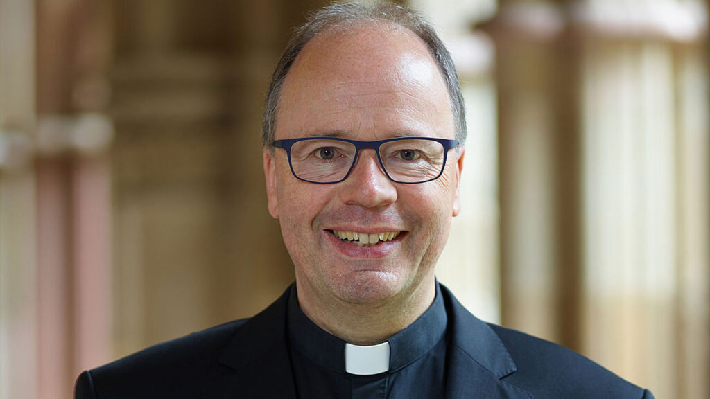 Bischof Stephan Ackermann rät im Umgang der AfD zu Ruhe. Durch breite Debatten werde die Partei nur aufgewertet.