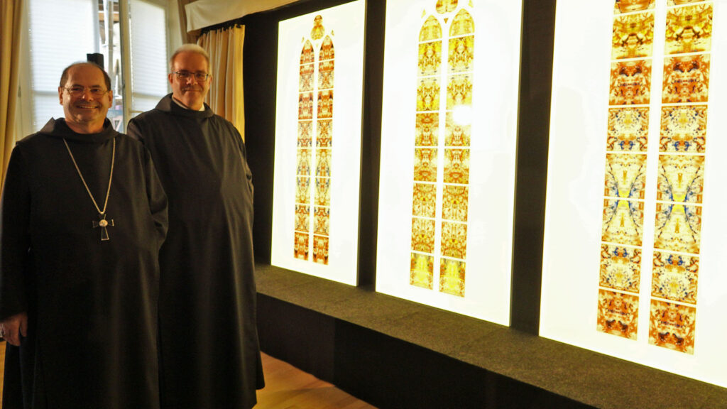 Abt Mauritius Choriol (l.) und Frater Wendelinus Naumann präsentieren die Fensterentwürfe von Gerhard Richter