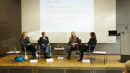 Ulrike Heidenreich, leitende Redakteurin bei der Süddeutschen Zeitung, Isolde Fugunt, Studienleiterin am Institut zur Förderung publizistischen Nachwuchses in München, Henriette Löwisch, Leiterin der Deutschen Journalistenschule in München, Gianna Niewel, Redakteurin bei der Süddeutschen Zeitung (v.l.r.)