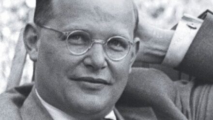 Am 19. Dezember 1944 schrieb der Theologe Dietrich Bonhoeffer aus einem Gestapo-Gefängnis in einem Brief an seine Verlobte Maria von Wedemeyer das weltberühmte Gedicht „Von guten Mächten“.