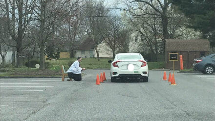 Ein katholischer Priester im US-Bundesstaat Maryland wurde besonders kreativ angesichts des Versammlungs- und Gottesdienstverbotes: Die Beichte können seine Gläubigen vom Auto aus ablegen.