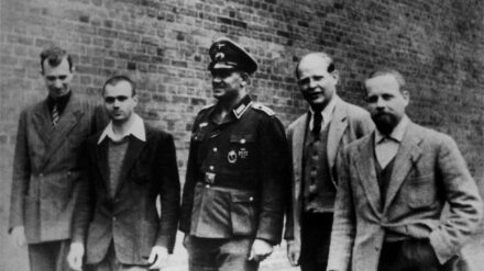 Der Theologe Dietrich Bonhoeffer auf dem Hof des Wehrmachtsgefängnisses in Berlin Tegel. Bonhoeffer gehörte zu den Mitwissern des Attentats auf Adolf Hitler am 20. Juli 1944