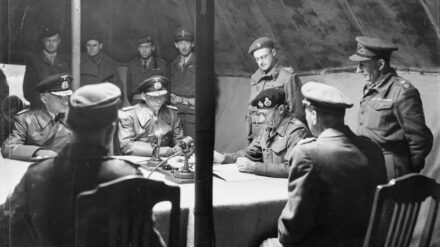 Feldmarschall Bernard Montgomery unterschreibt die Kapitulation der Wehrmacht in Nordwest-Europa in der Lüneburger Heide