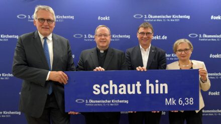 Präsident Thomas Sternberg, Bischof Georg Bätzing, Kirchenpräsident Volker Jung und Präsidentin Bettina Limperg präsentieren Ende Oktober 2019 das Leitwort des 3. Ökumenischen Kirchentages: „schaut hin“