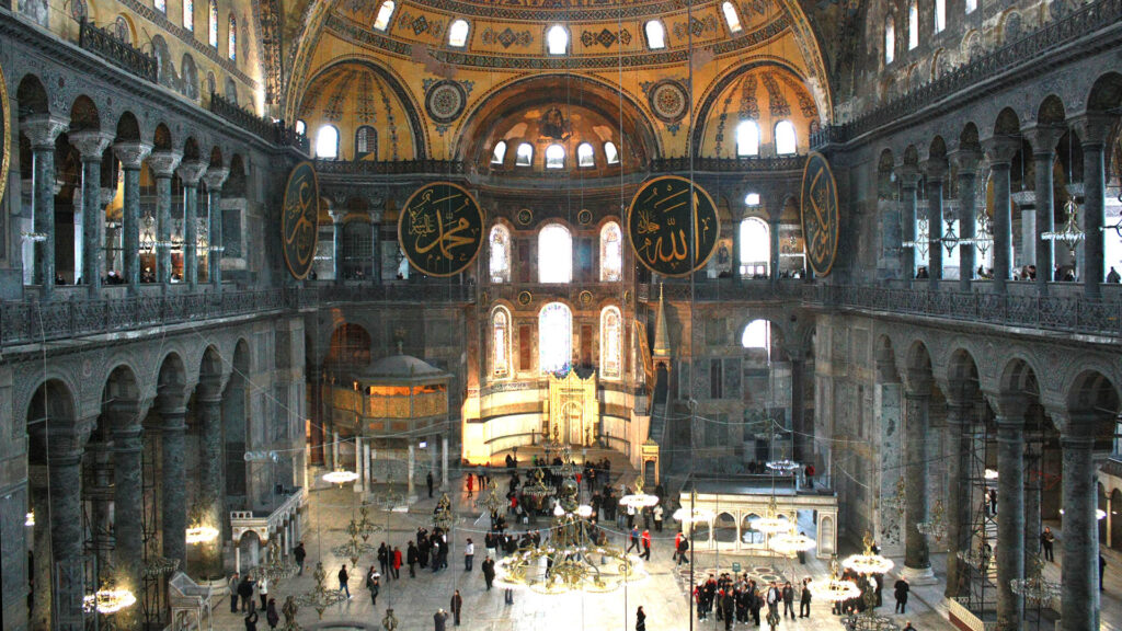 Die Hagia Sophia, die fast tausend Jahre eine Kirche war, soll nun wieder eine Moschee werden, geht es nach dem Wunsch einiger Türken.