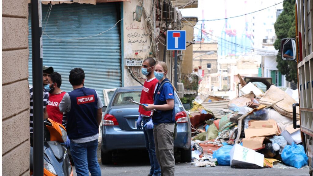 Mitarbeiter von Medair verschaffen sich einen Überblick, wo nach der Explosion in Beirut die drägendsten Baustellen sind