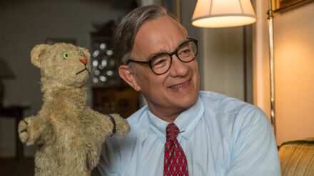 Oscar-Preisträger Tom Hanks in der Rolle als gläubiger amerikanischer Fernsehstar. Der Film „Der wunderbare Mr. Rogers“ sollte eigentlich am 16. April 2020 in die deutschen starten, aber wegen Corona wurde der Start auf unbestimmte Zeit verschoben. Nun ist er auf DVD erschienen.