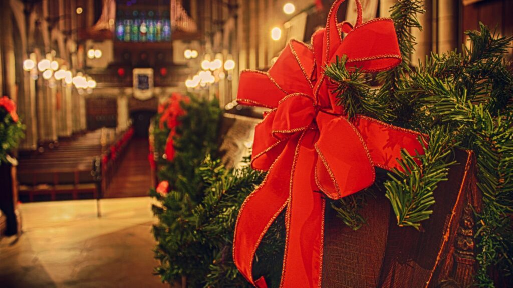 Weihnachtsschmuck in der Kirche