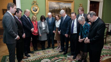 Gebetsrunde im Green Room des Weißen Hauses: Donald Trump, Mike Pence und andere