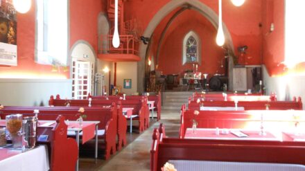 Ein Beispiel für eine entwidmete Kirche: der Innenraum der Aegidienkirche in Hann. Münden. Hier ist seit 2010 Café Aegidius beherbergt