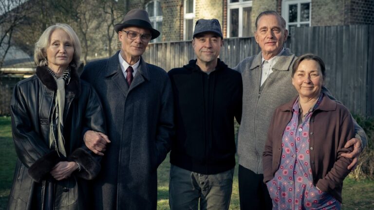 Drehstart von „Honecker und der Pastor“: Von links: Margot Honecker (Barbara Schnitzler), Erich Honecker (Edgar Selge), Jan Josef Liefers (Regisseur/Produzent), Uwe Holmer (Hans-Uwe Bauer), Sigrid Holmer (Steffi Kühnert)