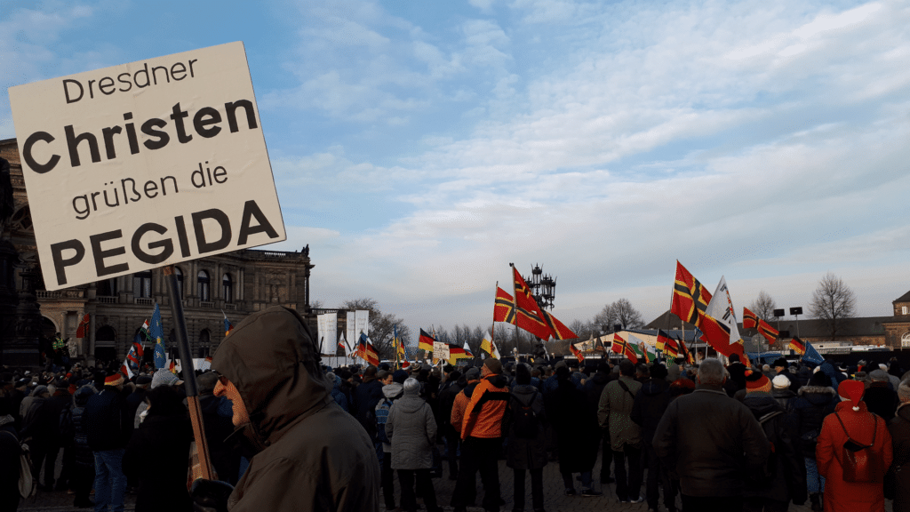 Pegida-Demonstranten haben im vergangenen Jahrzehnt das Bild in den Medien über den Osten geprägt