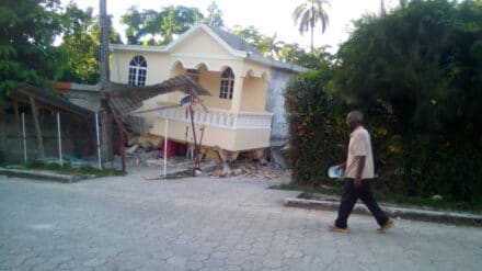 Ein zerstörtes Haus in Haiti