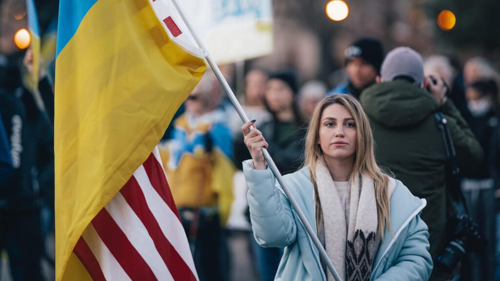 Eine Frau demonstriert für die Ukraine und gegen Putin