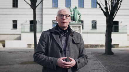 Der Pfarrer Christoph Rymatzki vor dem Denkmal von August Hermann Francke