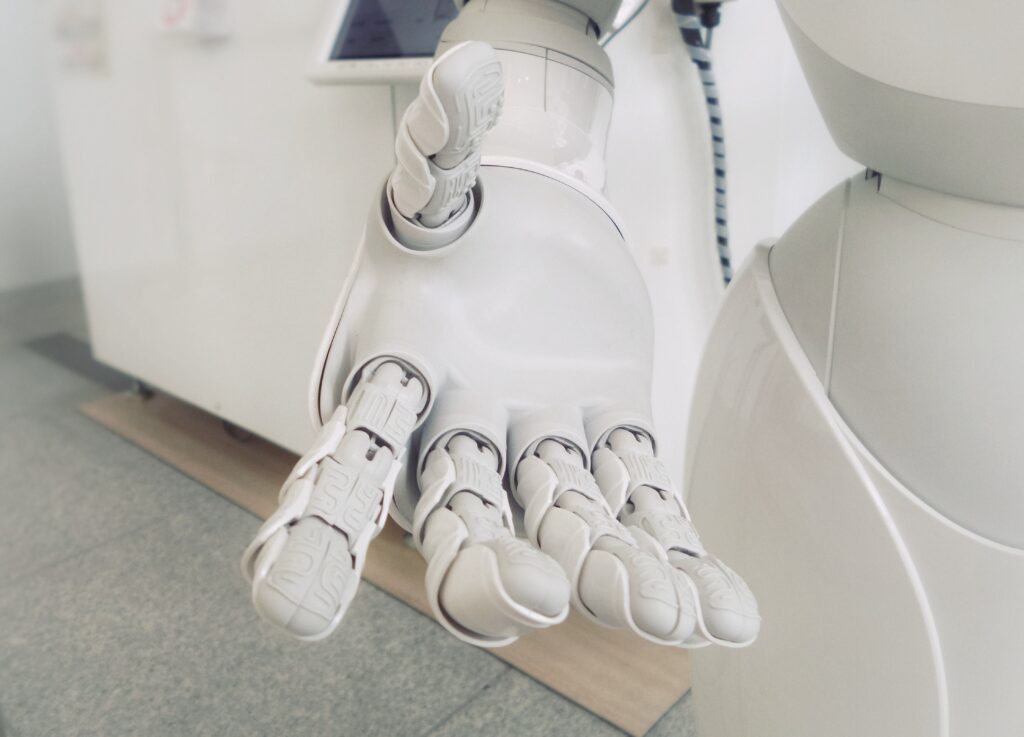 Ein Roboter streckt seine Hand entgegen