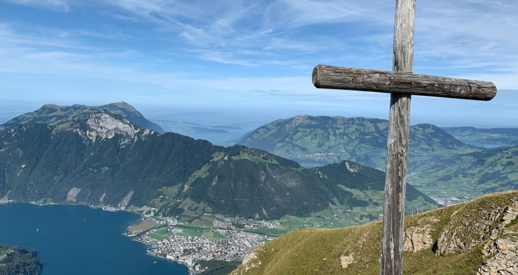 Ein Holzkreuz auf einem hohen Berg