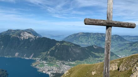 Ein Holzkreuz auf einem hohen Berg