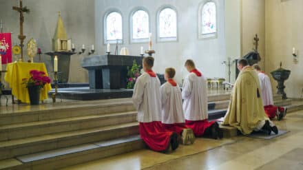 Ein katholischer Priester feiert einen Gottesdienst