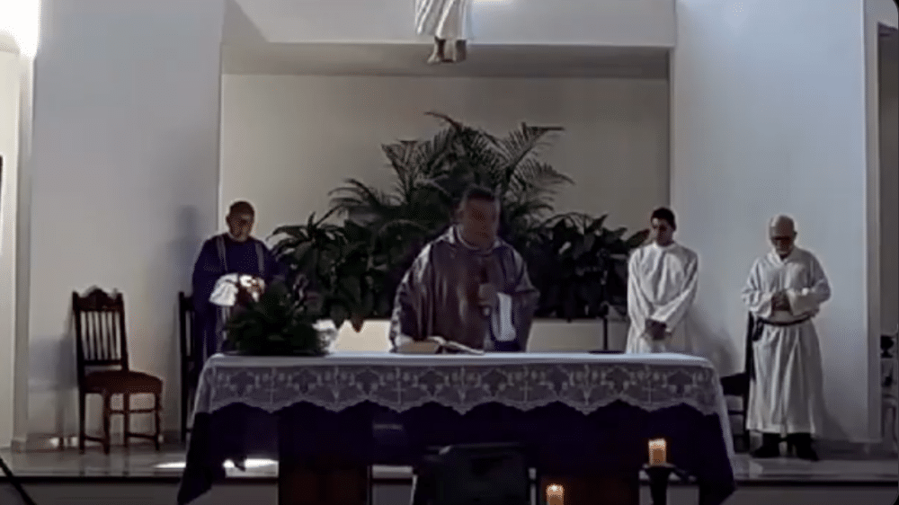Screenshot Videoausschnitt vom katholischen Priester auf einer öffentlichen Messe