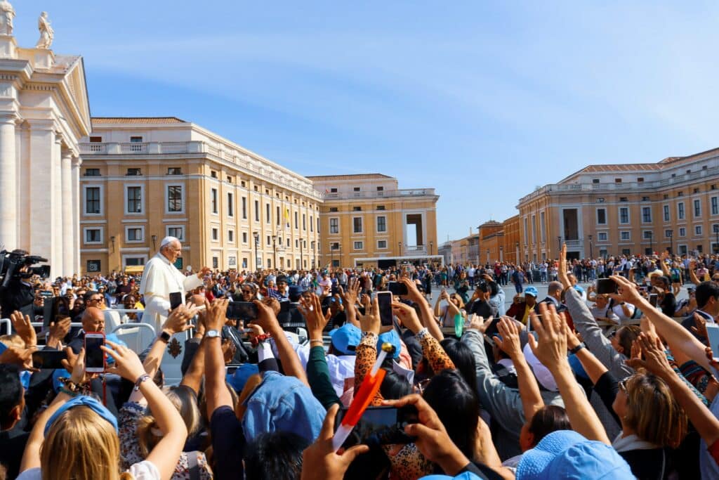 Papst und Menschenmenge