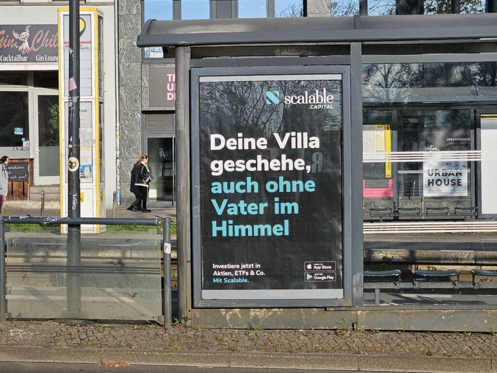 Scalable Capital bewirbt Dienstleistungen auf Plakaten mit dem Slogan „Deine Villa geschehe, auch ohne Vater im Himmel“