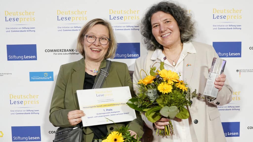 Gewinnerinnen des Deutschen Lesepreis 2024 in der Kategorie „Herausragende Sprach- und Leseförderung in Kitas“: die Pädagoginnen Silke Hertstein (l.) und Silke Vöbel-Kempke.