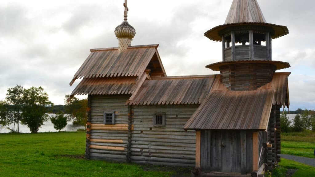 Nach kleinen Häusern - sogenannten Tiny Houses - sind jetzt auch kleine Kirchen im Trend. Das zeigt ein Beitrag von ntv über Tiny Churches