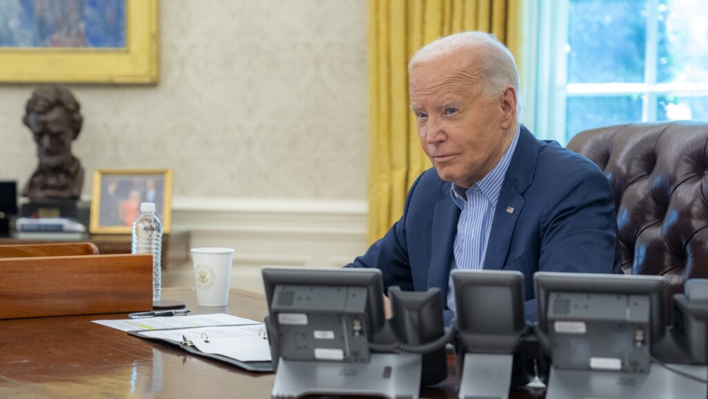 Joe Biden an seinem Schreibtisch im Oval Office