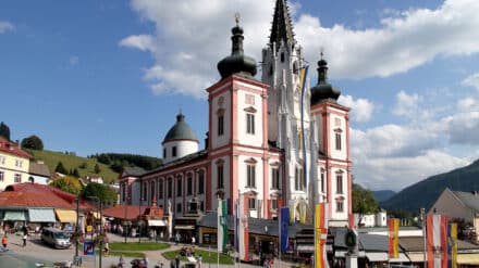 Österreich ist bekannt für seine Kirchen und Pilgerorte (hier: Mariazell). In der Bevölkerung selbst schwindet die Bedeutung für den Glauben